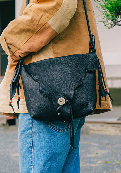 Nasngwam×EARLY MORNING ナスングワム×アーリーモーニング | DEER SKIN MESSENGER BAG / 鹿革バッグ カラー : ブラック