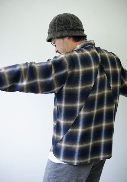 remilla ヒトエラウンドシャツ