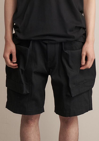 TROVE x 岡部文彦 / BIG POCKET SHORTS (BASIC SILHOUETTE DENIM) カラー:ブラックデニム