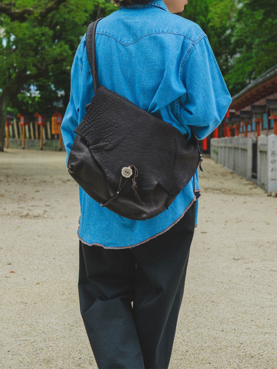 Nasngwam×EARLY MORNING ナスングワム×アーリーモーニング | DEER SKIN MESSENGER LAEGE BAG / 鹿革バッグ カラー :ブラック