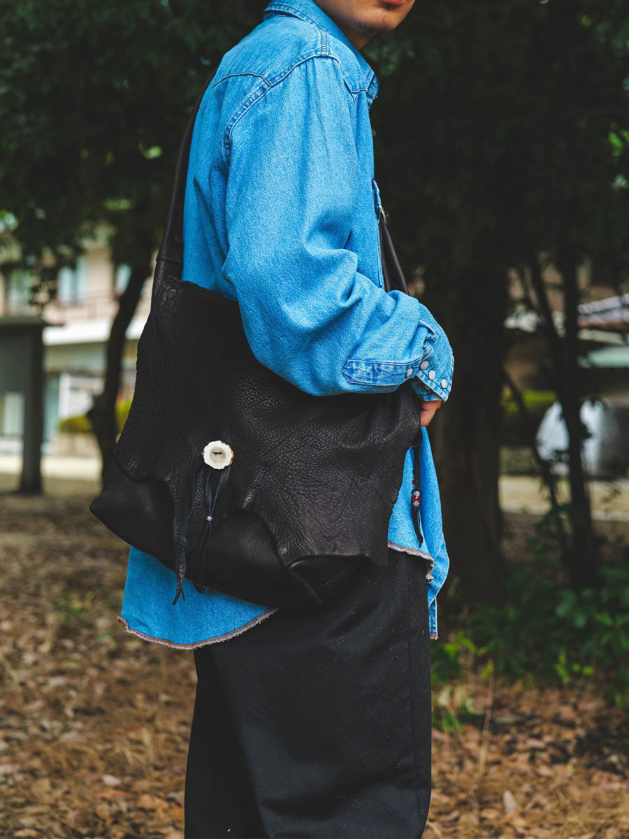 Nasngwam×EARLY MORNING ナスングワム×アーリーモーニング | DEER SKIN MESSENGER LAEGE BAG / 鹿革バッグ カラー :ブラック