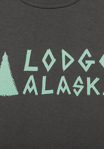TACOMA FUJI RECORDS タコマフジレコード | Lodge ALASKA LOGO Tシャツ designed by MATT LEINES カラー:チャコール
