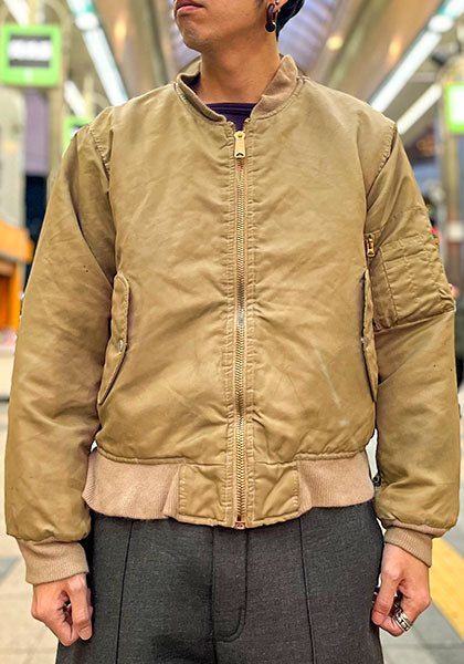 VOO ヴォー | MA-1 feat. LIF サイズ：QUEEN(M-L中間) カラー：CAMEL