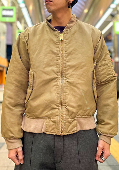 VOO ヴォー | MA-1 feat. LIF サイズ：QUEEN(M-L中間) カラー：CAMEL