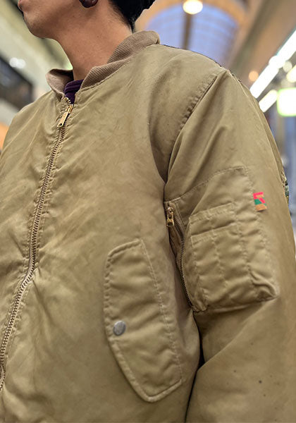 VOO ヴォー | MA-1 feat. LIF サイズ：QUEEN(M-L中間) カラー：CAMEL