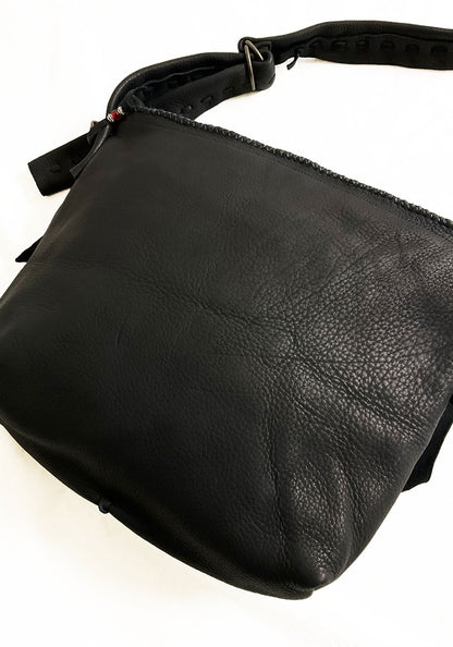 Nasngwam×EARLY MORNING ナスングワム×アーリーモーニング | DEER SKIN MESSENGER LAEGE BAG / 鹿革バッグ カラー :ブラック