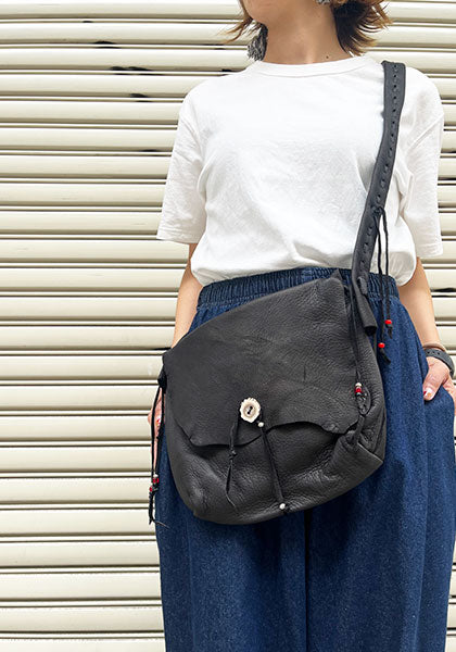 Nasngwam×EARLY MORNING ナスングワム×アーリーモーニング | DEER SKIN MESSENGER BAG / 鹿革バッグ カラー : ブラック