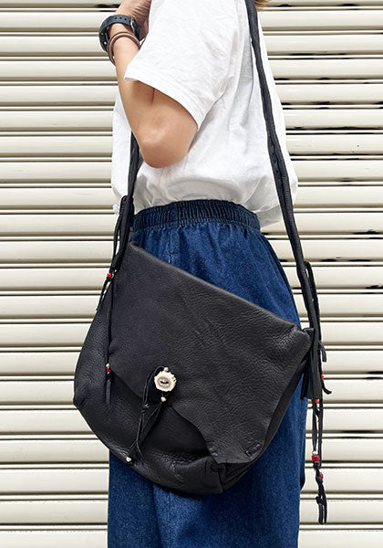 Nasngwam×EARLY MORNING Nasngwam×EARLY MORNING | DEER SKIN MESSENGER BAG / Deerskin bag Color: Black