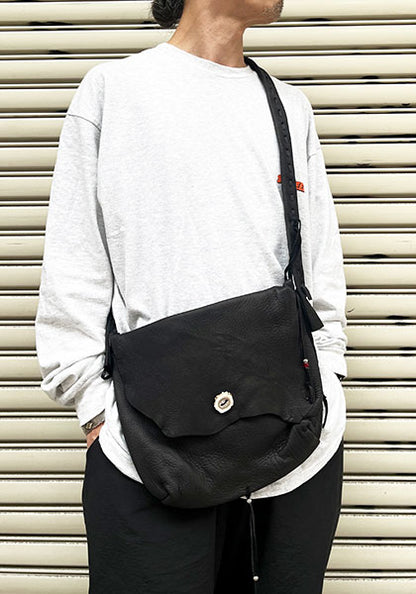 Nasngwam×EARLY MORNING ナスングワム×アーリーモーニング | DEER SKIN MESSENGER BAG / 鹿革バッグ カラー : ブラック