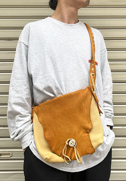 Nasngwam×EARLY MORNING ナスングワム×アーリーモーニング | DEER SKIN MESSENGER BAG / 鹿革バッグ  カラー : キャメル