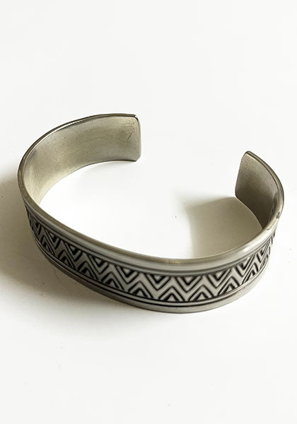 Indian Jewelry (インディアン ジュエリー) ナバホ スタンプワークバングル Wylie Secatero ワイリー・セカテロ