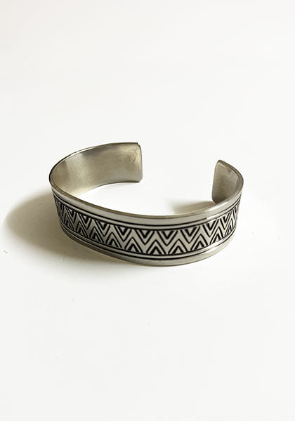 Indian Jewelry (インディアン ジュエリー) ナバホ スタンプワークバングル Wylie Secatero ワイリー・セカテロ