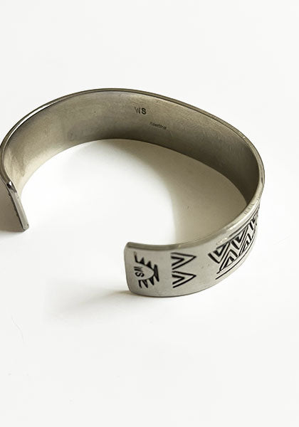 Indian Jewelry (インディアン ジュエリー) ナバホ スタンプワークバングル Wylie Secatero ワイリー・セカテロ