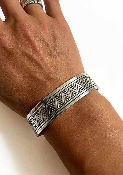 Indian Jewelry (インディアン ジュエリー) ナバホ スタンプワークバングル Wylie Secatero ワイリー・セカテロ