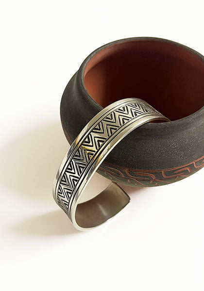 Indian Jewelry (インディアン ジュエリー) ナバホ スタンプワークバングル Wylie Secatero ワイリー・セカテロ