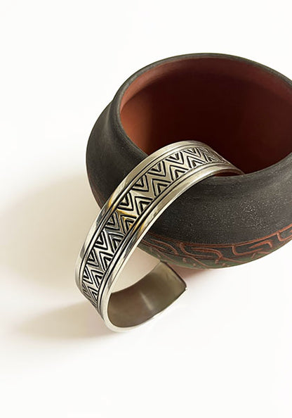 Indian Jewelry (インディアン ジュエリー) ナバホ スタンプワークバングル Wylie Secatero ワイリー・セカテロ
