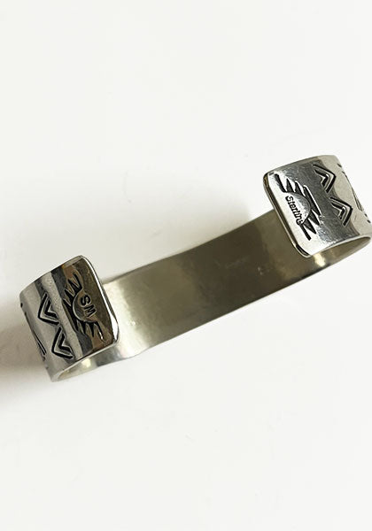 Indian Jewelry (インディアン ジュエリー) ナバホ スタンプワークバングル Wylie Secatero ワイリー・セカテロ