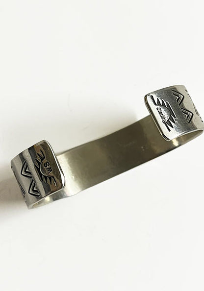 Indian Jewelry (インディアン ジュエリー) ナバホ スタンプワークバングル Wylie Secatero ワイリー・セカテロ