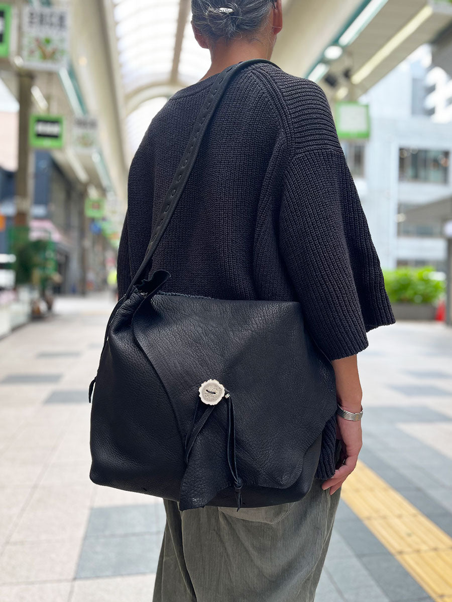 Nasngwam×EARLY MORNING ナスングワム×アーリーモーニング | DEER SKIN MESSENGER LAEGE BAG / 鹿革バッグ カラー :ブラック