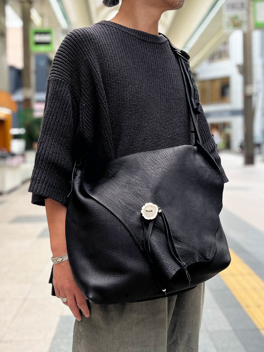 Nasngwam×EARLY MORNING ナスングワム×アーリーモーニング | DEER SKIN MESSENGER LAEGE BAG / 鹿革バッグ カラー :ブラック