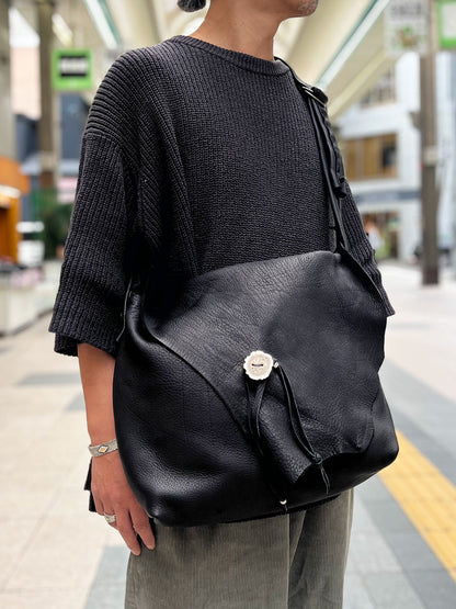 Nasngwam×EARLY MORNING ナスングワム×アーリーモーニング | DEER SKIN MESSENGER LAEGE BAG / 鹿革バッグ カラー :ブラック