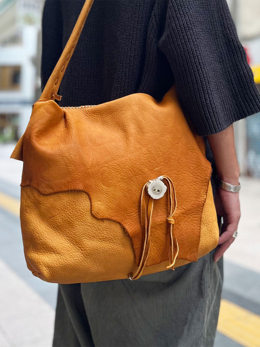 Nasngwam×EARLY MORNING ナスングワム×アーリーモーニング | DEER SKIN MESSENGER LAEGE BAG / 鹿革バッグ カラー :キャメル