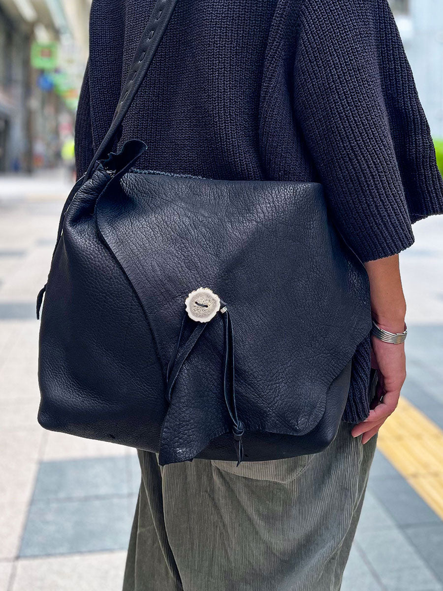 Nasngwam×EARLY MORNING ナスングワム×アーリーモーニング | DEER SKIN MESSENGER LAEGE BAG / 鹿革バッグ カラー :ブラック