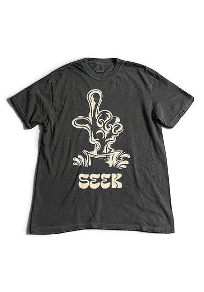 SEEKのDEGARASHIコラボTシャツ。ヴィンテージ風のチャコールグレーのコットンボディにユニークなグラフィックがプリントされた半袖Tシャツ