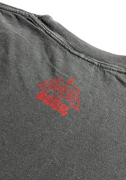 SEEKのDEGARASHIコラボTシャツ。ヴィンテージ感のある後染め加工の黒いコットン生地に赤いロゴ刺繍が施されている。