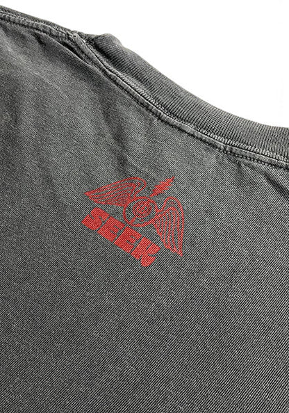 SEEKのDEGARASHIコラボTシャツ。ヴィンテージ感のある後染め加工の黒いコットン生地に赤いロゴ刺繍が施されている。