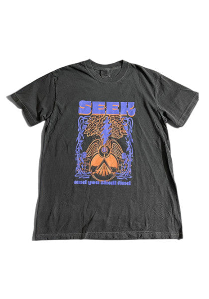 SEEKのDEGARASHIコラボTシャツ。ヴィンテージ風の黒い後染めコットン生地に、オレンジと紫のグラフィックが描かれた半袖Tシャツ。