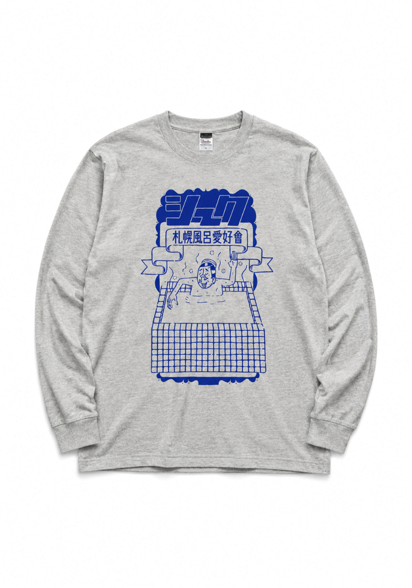 SEEKのESOWコラボ札幌風呂愛好會ロングスリーブTシャツ、アッシュグレー地に青いグラフィックプリント