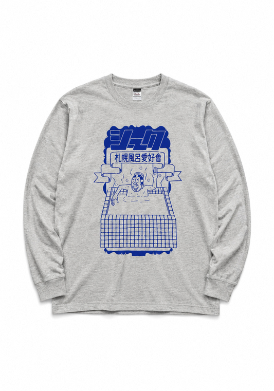 SEEKのESOWコラボ札幌風呂愛好會ロングスリーブTシャツ、アッシュグレー地に青いグラフィックプリント